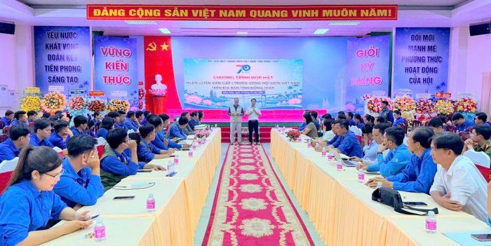 Các thế hệ huấn luyện viên cùng ôn lại kỷ niệm, chia sẻ kinh nghiệm trong công tác Hội và phong trào thanh niên.
