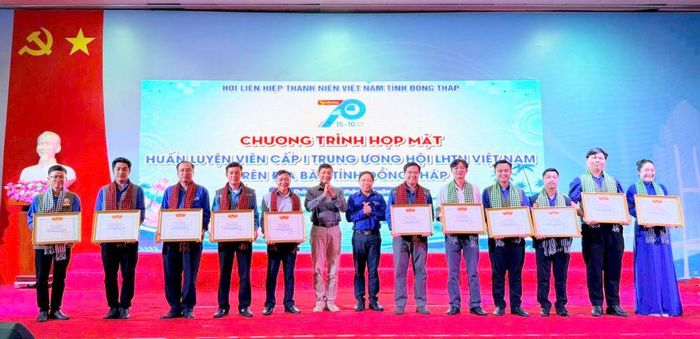 Ban tổ chức trao Bằng khen cho 26 huấn luyện viên cấp I Trung ương có thành tích tiêu biểu trong công tác huấn luyện.