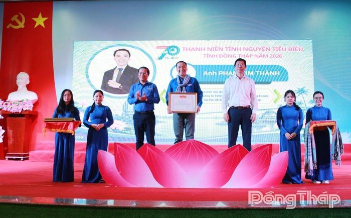 Đồng chí Huỳnh Minh Tuấn, Tỉnh ủy viên, Phó Chủ tịch UBND tỉnh Đồng Tháp (bên phải) và đồng chí Huỳnh Tấn Thành, Chủ tịch Hội LHTN Việt Nam tỉnh Đồng Tháp trao Bằng khen về danh hiệu “Tình nguyện tiêu biểu tỉnh Đồng Tháp” năm 2026 cho thanh niên.