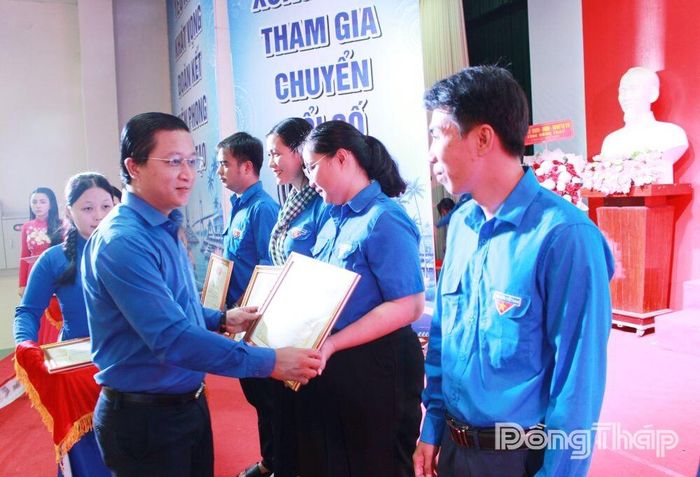 Đồng chí Huỳnh Tấn Thành, Phó Bí thư Tỉnh đoàn, Chủ tịch Hội LHTN Việt Nam tỉnh Đồng Tháp tặng Bằng khen cho các cá nhân có thành tích xuất sắc trong công tác Hội giai đoạn 2024 - 2026.
