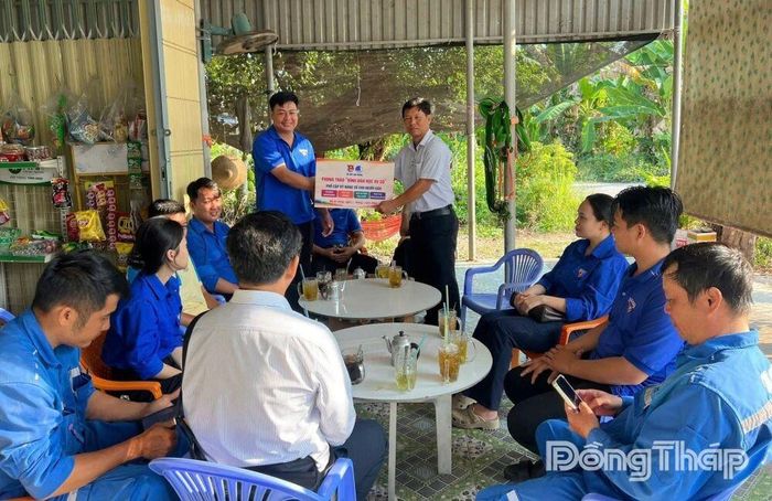 Thanh niên xã Mỹ An Hưng cập nhật kỹ năng số cho người dân.