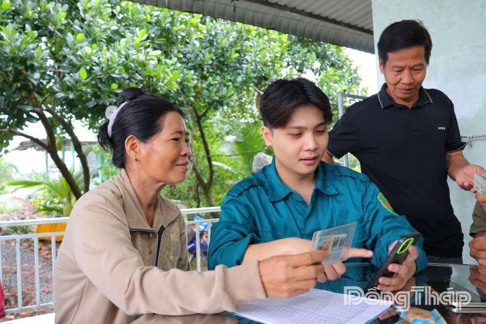 Các lực lượng tại cơ sở phối hợp hỗ trợ người dân cài đặt, tích hợp thông tin trên ứng dụng VNeID.
