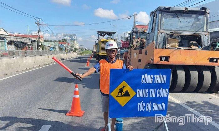 Khuyến cáo các phương tiện di chuyển chậm khi qua khu vực đường đang sửa chữa.