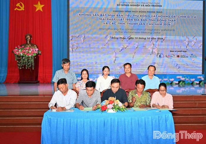 Đại diện 5 hộ dân, cơ sở gây nuôi động vật hoang dã của 5 xã ký cam kết thực hiện nghiêm các quy định về bảo vệ động vật hoang dã.