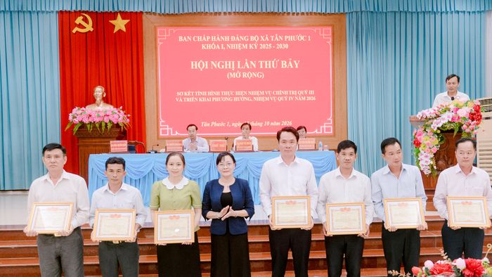 Đồng chí Phùng Thị Hồng Nghĩa, Phó Bí thư Đảng ủy, Chủ tịch UBND xã Tân Phước 1 trao Giấy khen cho các tập thể có thành tích xuất sắc trong thực hiện Chiến dịch 100 ngày tạo lập, cập nhật Sổ sức khỏe điện tử trên VNeID.