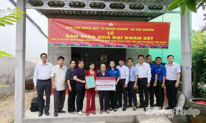 Trao nhà đại đoàn kết cho hộ nghèo có hoàn cảnh khó khăn về nhà ở, góp phần giúp gia đình ổn định cuộc sống.
