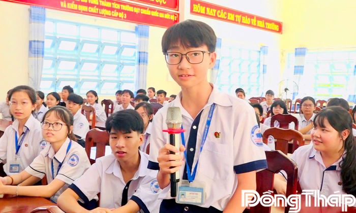Học sinh giao lưu, trả lời câu hỏi tìm hiểu các kiến thức phòng, chống tật khúc xạ và bảo vệ thị lực tại chương trình.