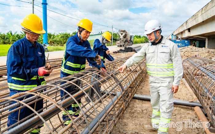 Các nhà thầu vẫn đang chờ mặt bằng thông suốt.