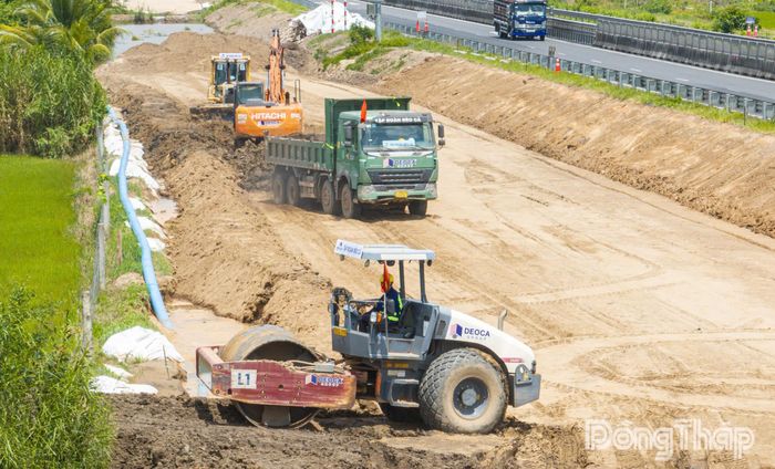 Các nhà thầu đang tập trung huy động thiết bị, máy móc, nhân lực đẩy nhanh tiến độ công trình.