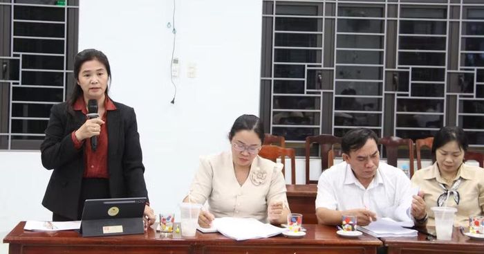 Đồng chí Nguyễn Đặng Thị Thu Hòa - Bí thư Đảng uỷ, Chủ tịch HĐND phường Quy Nhơn Tây trao đổi một số vướng mắc liên quan đến các dự án vốn ngoài ngân sách. Ảnh: Trọng Lợi 
