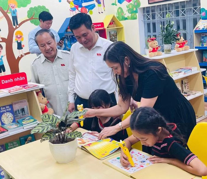  Ủy viên Ban Chấp hành Trung ương Đảng, Phó Chủ tịch Quốc hội Nguyễn Hồng Diên (giữa) và Phó Bí thư Tỉnh ủy, Trưởng đoàn Đại biểu Quốc hội tỉnh Châu Ngọc Tuấn (bên trái) tham quan thư viện. Ảnh: Phương Dung 