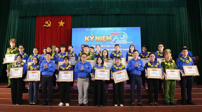  Tuyên dương các cá nhân đạt giải thưởng “Thanh niên sống đẹp” cấp tỉnh năm 2026. Ảnh: Dương Linh 