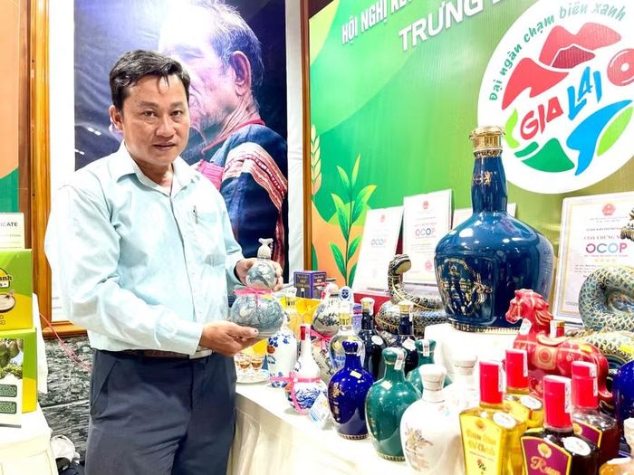 Ông Dương Văn Hành - Giám đốc Công ty TNHH BIDIR Hoàng Long (phường Bình Định) giới thiệu các sản phẩm OCOP của doanh nghiệp. Ảnh: V.T
