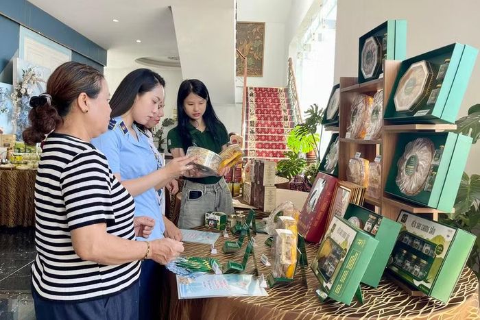 Cán bộ Chi cục Quản lý thị trường (Sở Công Thương) hướng dẫn các chủ thể OCOP quy định về ghi nhãn hàng hóa. Ảnh: V.T