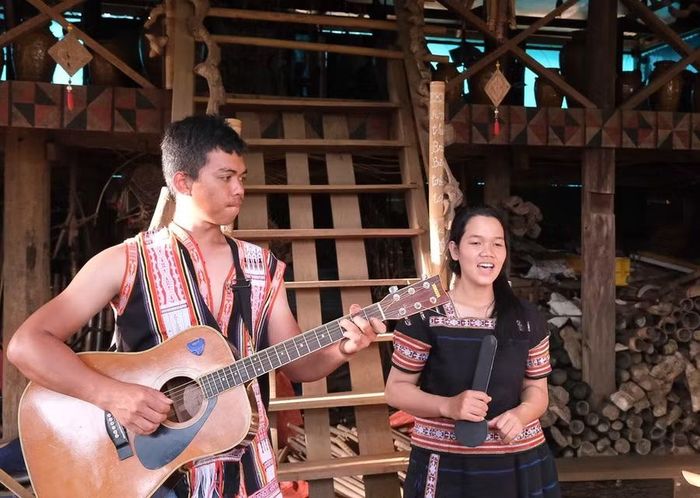 Cặp đôi Rơ Châm The - Rơ Châm Chinh chung tình yêu với âm nhạc dân tộc. Ảnh: M.C
