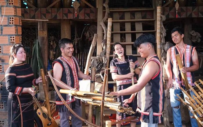 Chị Rơ Châm The (thứ 3 từ trái sang) và anh Rơ Châm Chinh (ngoài cùng bên phải) thường xuất hiện trong nhiều hoạt động văn hóa tại địa phương. Ảnh: M.C