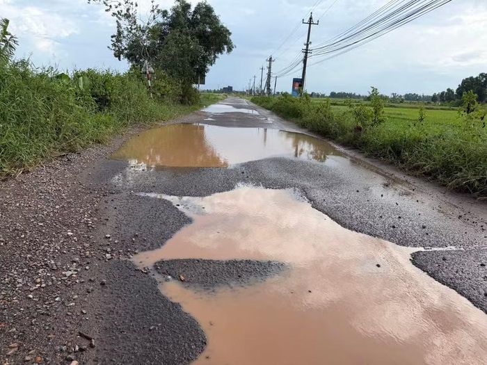 Đoạn ĐT 638 qua thôn Tùng Chánh (xã Hòa Hội) hư hỏng nghiêm trọng. Ảnh: N.C 
