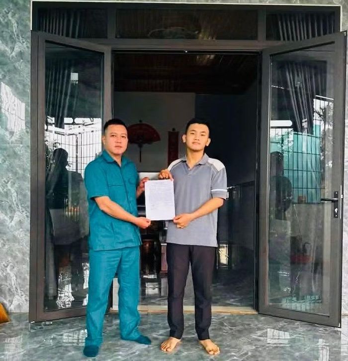  Thanh niên Nguyễn Thái Anh Quân (bên phải, làng Bạc 1, xã Chư Prông) viết đơn tình nguyện nhập ngũ. Ảnh: P.D 