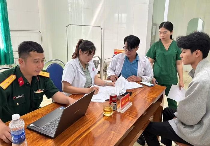  Tổ tuyên truyền thôn Tân Lập (xã KDang) tuyên truyền, phổ biến pháp luật đến gia đình có công dân trong độ tuổi thực hiện nghĩa vụ quân sự. Ảnh: Chí Vinh 