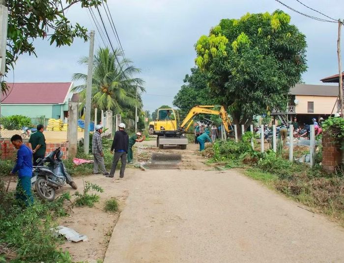 Người dân buôn Hiao (xã Ia Hiao) tự nguyện hiến đất mở rộng đường. Ảnh: ĐVCC