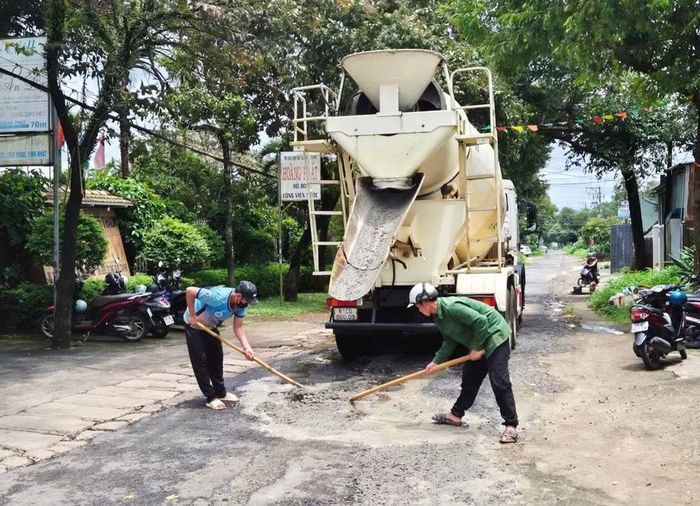 Phường Hội Phú bố trí kinh phí dặm vá tuyến đường Chu Mạnh Trinh. Ảnh: Phương Dung