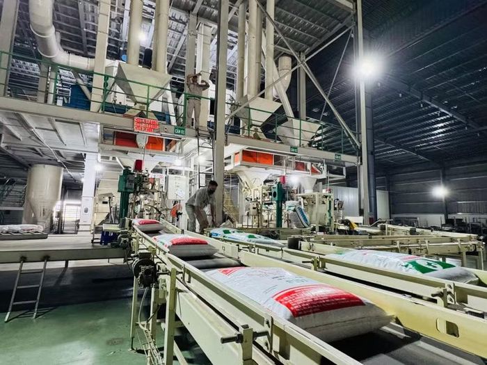  Dây chuyền sản xuất thức ăn chăn nuôi của Nhà máy sản xuất thức ăn chăn nuôi Bigrfeed tại Khu công nghiệp Nhơn Hòa. Ảnh: Nguyễn Hân 