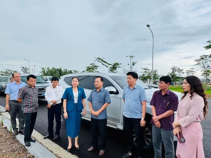  Tổ giám sát của Thường trực HĐND tỉnh giám sát tiến độ triển khai Dự án Khu dân cư trung tâm Nhơn Thọ tại Tổ dân phố Nhơn Thọ. Ảnh: Nguyễn Hân 