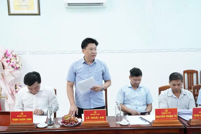  Chủ tịch UBND phường An Nhơn Nam Lê Hoài An báo cáo tình hình triển khai các dự án đầu tư ngoài ngân sách Nhà nước giai đoạn 2021-2025 trên địa bàn phường. ﻿Ảnh: Nguyễn Hân 