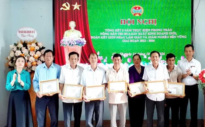  Tặng giấy khen cho các cá nhân có thành tích xuất sắc trong thực hiện phong trào giai đoạn 2022-2026. Ảnh: Hoàng Viên 