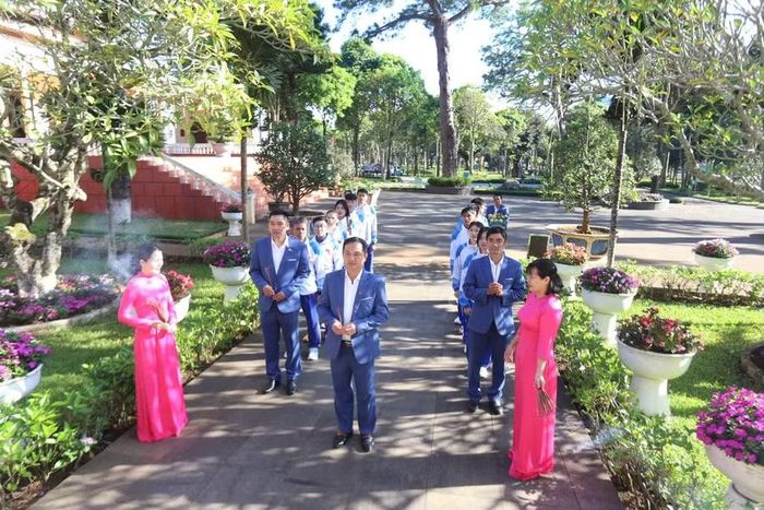 Lãnh đạo và VĐV của Trung tâm Huấn luyện và Thi đấu thể thao Pleiku dâng hương tại nơi thờ Bác. Ảnh: Văn Ngọc