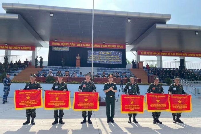 Đại diện Lữ đoàn 573 (ngoài cùng bên trái) và Quân khu 5 (thứ 3 từ phải sang) nhận phần thưởng của Bộ Tổng Tham mưu. Ảnh: Astra Trương