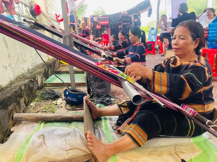 Gian hàng trưng bày, trình diễn nghề dệt truyền thống của chị em phụ nữ xã Phú Thiện. Ảnh: Vũ Chi 