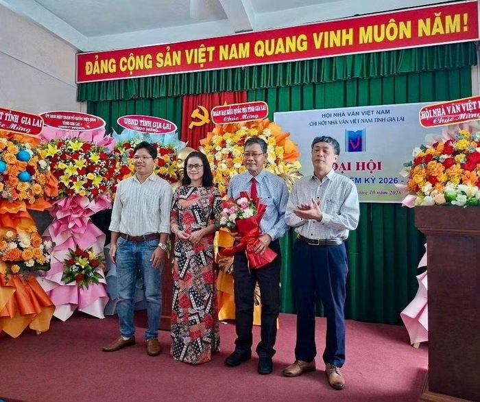  Ban Chấp hành Chi hội Nhà văn Việt Nam tỉnh Gia Lai nhiệm kỳ 2026 - 2031 ra mắt tại Đại hội. Ảnh: Quý Thanh 