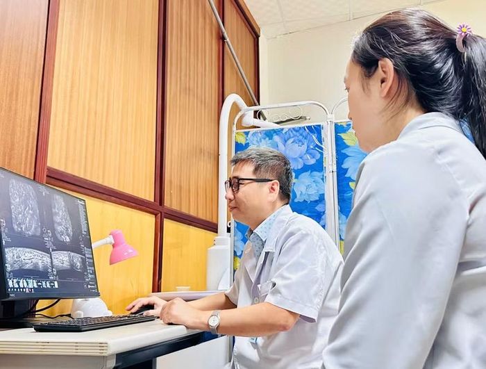  Nữ đoàn viên, người lao động được tư vấn sức khỏe, sàng lọc ung thư vú miễn phí tại Bệnh viện Đại học Y Dược - Hoàng Anh Gia Lai. Ảnh: Như Nguyện 