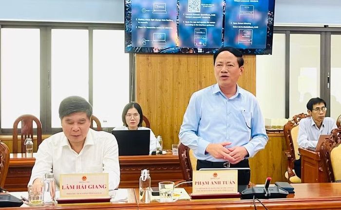  Chủ tịch UBND tỉnh Phạm Anh Tuấn phát biểu tại buổi làm việc. Ảnh Hồng Thương 