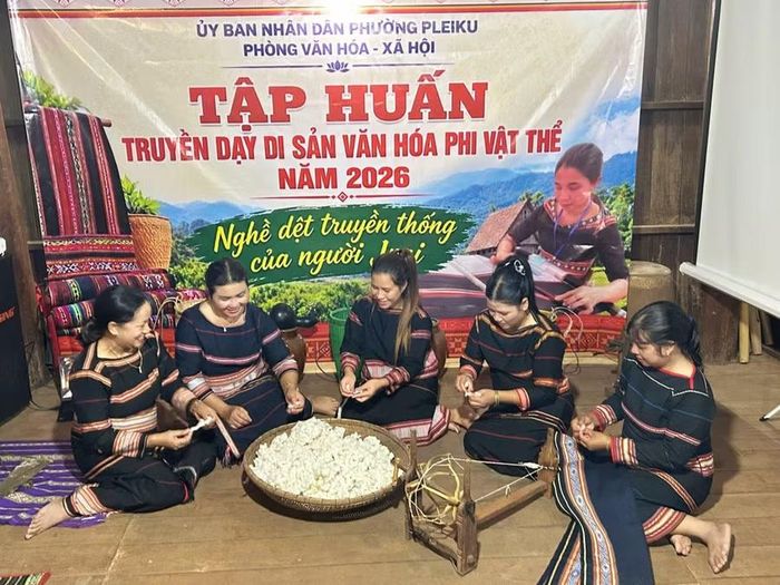  Học viên được truyền dạy các quy trình đan sợi, dệt thổ cẩm truyền thống của người Jrai. Ảnh: Bá Bính 