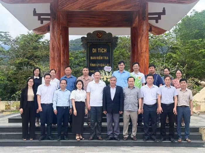  Đoàn công tác chụp hình lưu niệm tại Di tích.﻿ Ảnh: Phan Tuấn 