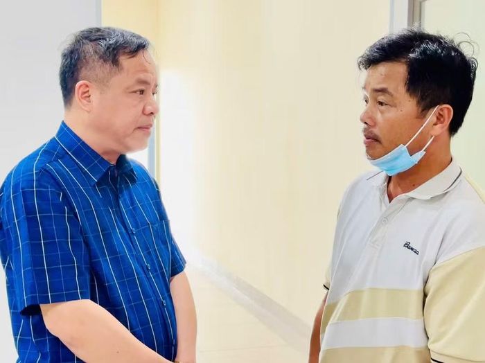  Ông Phạm Văn Học - Tổng Giám đốc Hệ thống Y tế Hùng Vương chia sẻ và tri ân nghĩa cử cao đẹp với thân nhân người hiến. Ảnh: Như Nguyện 