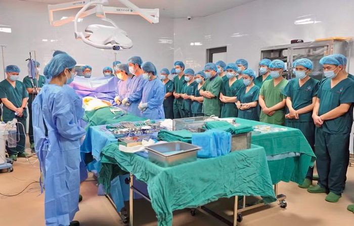  Các y, bác sĩ làm lễ tri ân trước ca hiến tạng. Ảnh: Bá Bính 