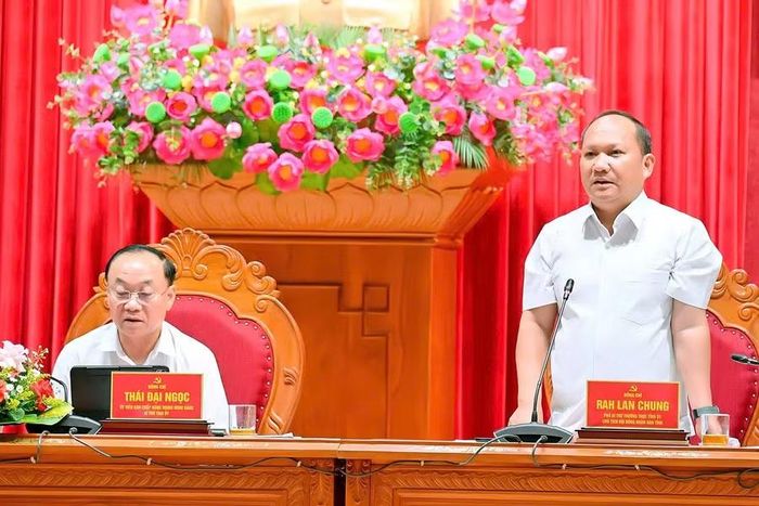  Phó Bí thư Thường trực Tỉnh ủy, Chủ tịch HĐND tỉnh Rah Lan Chung yêu cầu tăng cường công tác xây dựng Đảng, phát triển đảng viên mới đảm bảo chỉ tiêu được giao. Ảnh: Đức Thụy 