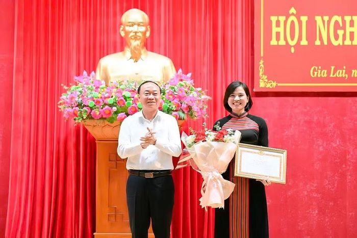  Bí Thư Tỉnh ủy Thái Đại Ngọc (bên trái) trao bằng khen của Ban Thường vụ Tỉnh ủy cho đồng chí Trần Thị Ngọc Hà - Trưởng Ban Xây dựng Đảng xã Lơ Pang. Ảnh Đức Thụy 