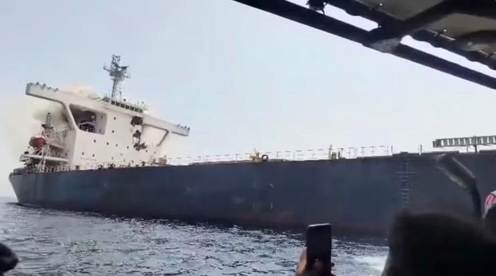  Khói bốc lên từ tàu chở hàng Cape Dao sau vụ tấn công ngày 23-9. Ảnh nguồn Tiền Phong 