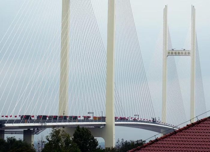  Xe tải chạy trên cầu trong lễ thông xe. Ảnh: AFP 