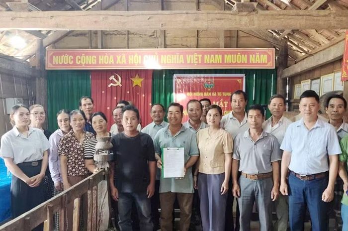 Các thành viên Tổ hội nghề nghiệp trồng và chăm sóc chanh dây làng Bờ Ngăl tại lễ ra mắt. Ảnh: Ngọc Sang