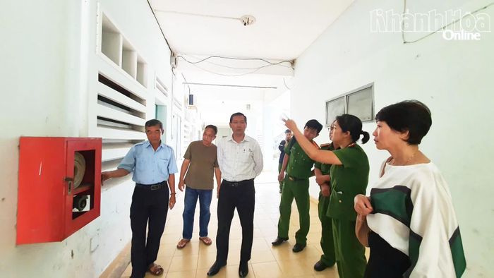 Lực lượng chức năng kiểm tra thực trạng hệ thống phòng cháy, chữa cháy tại Chung cư Hưng Phú (phường Bắc Nha Trang).