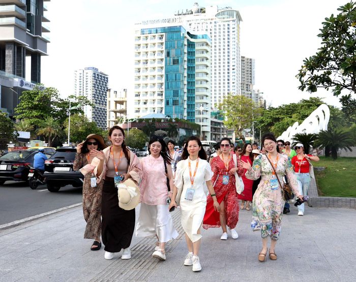Khách Trung Quốc hào hứng khám phá du lịch Nha Trang.