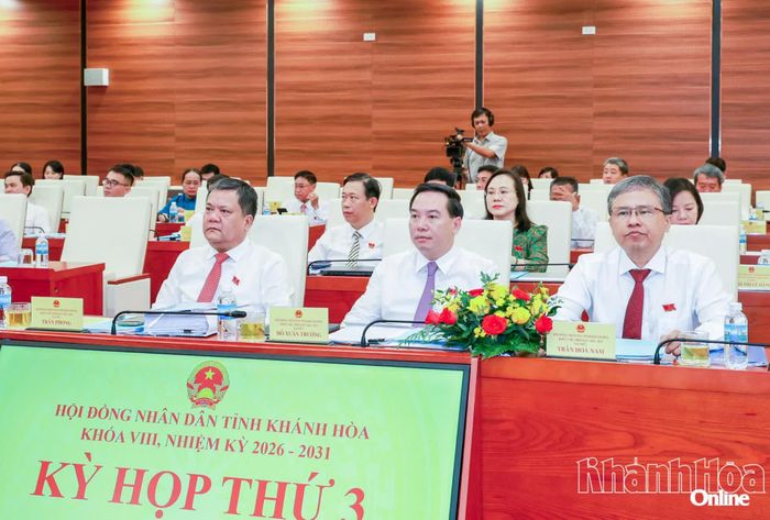 Đồng chí Trần Phong, đồng chí Hồ Xuân Trường cùng các đại biểu tham dự kỳ họp.