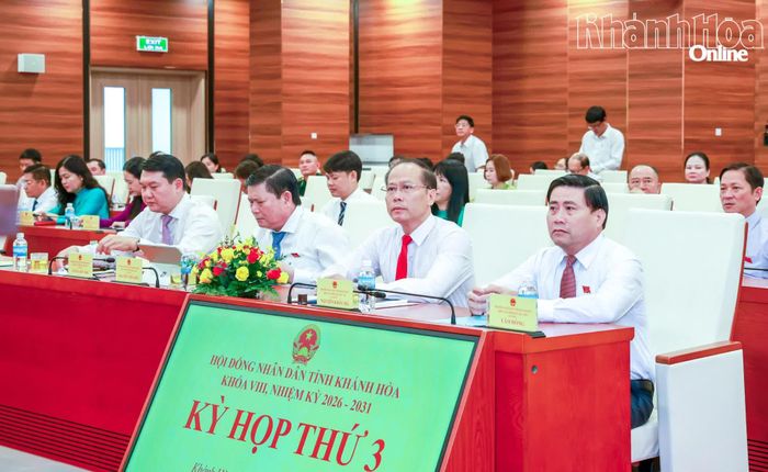 Đồng chí Lâm Đông, đồng chí Nguyễn Khắc Hà và đại biểu tham dự kỳ họp.