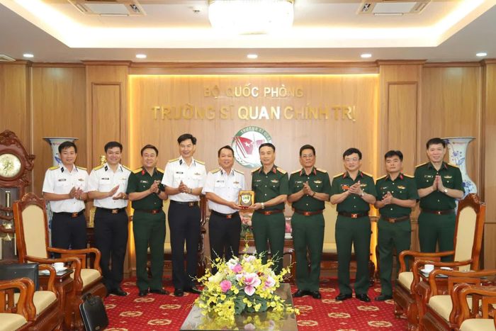Đoàn công tác Học viện Hải quân trao quà lưu niệm tại Trường Sĩ quan Chính trị.