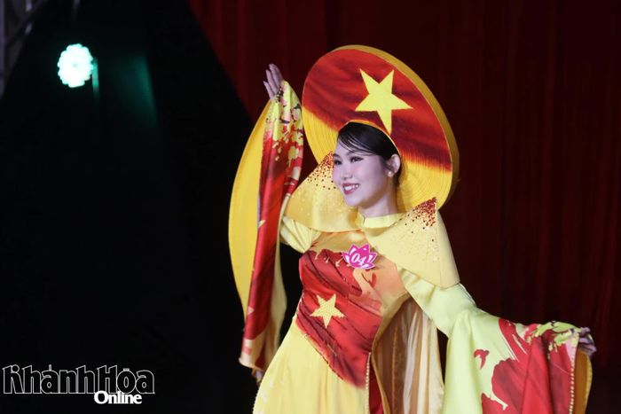 Ngay sau phần khai mạc, các thí sinh bước vào phần thi trình diễn trang phục áo dài truyền thống.
